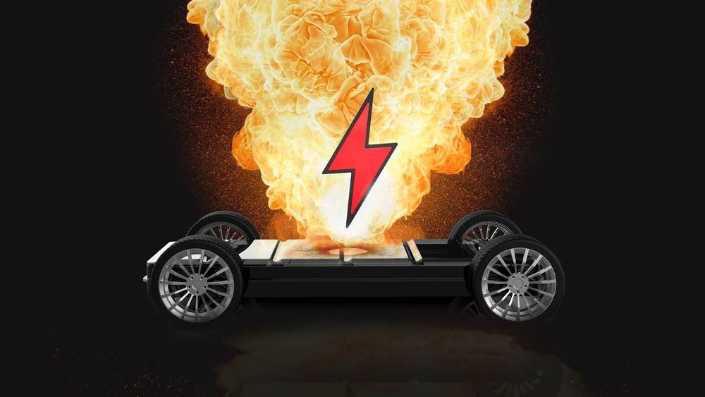 Elektromos autó akkumulátora kigyulladt, amit egy piros nyíl jelez
