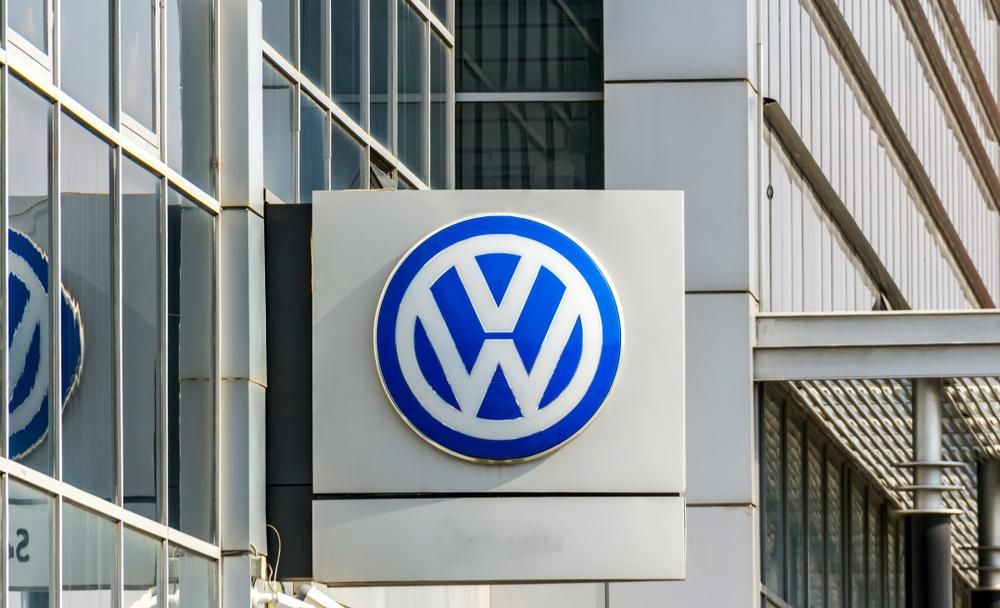 Volkswagen logó a gyártó egyik kirendeltségén