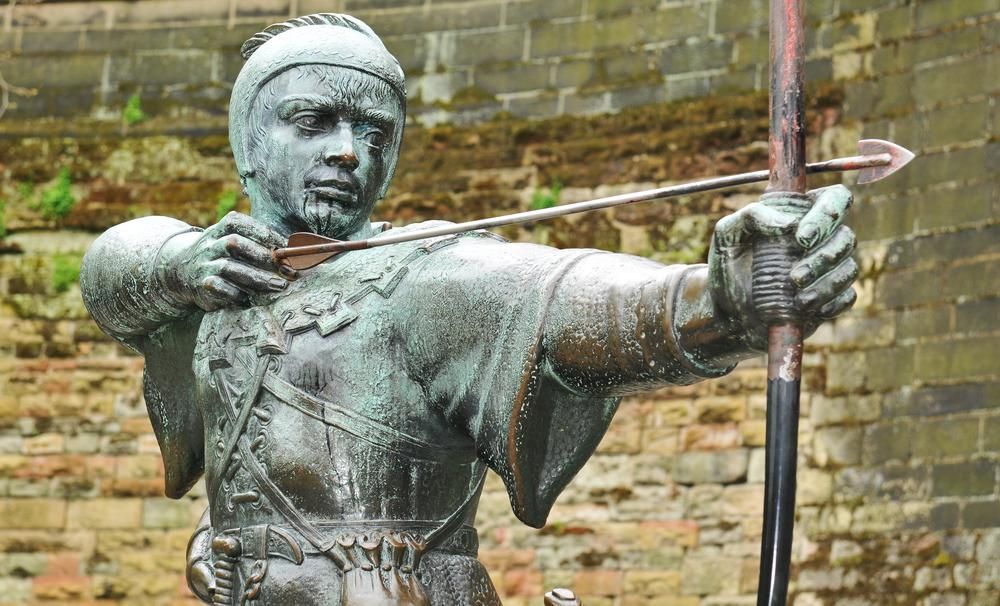 Robin Hood nyilazó szobra Nottinghamshire-ben