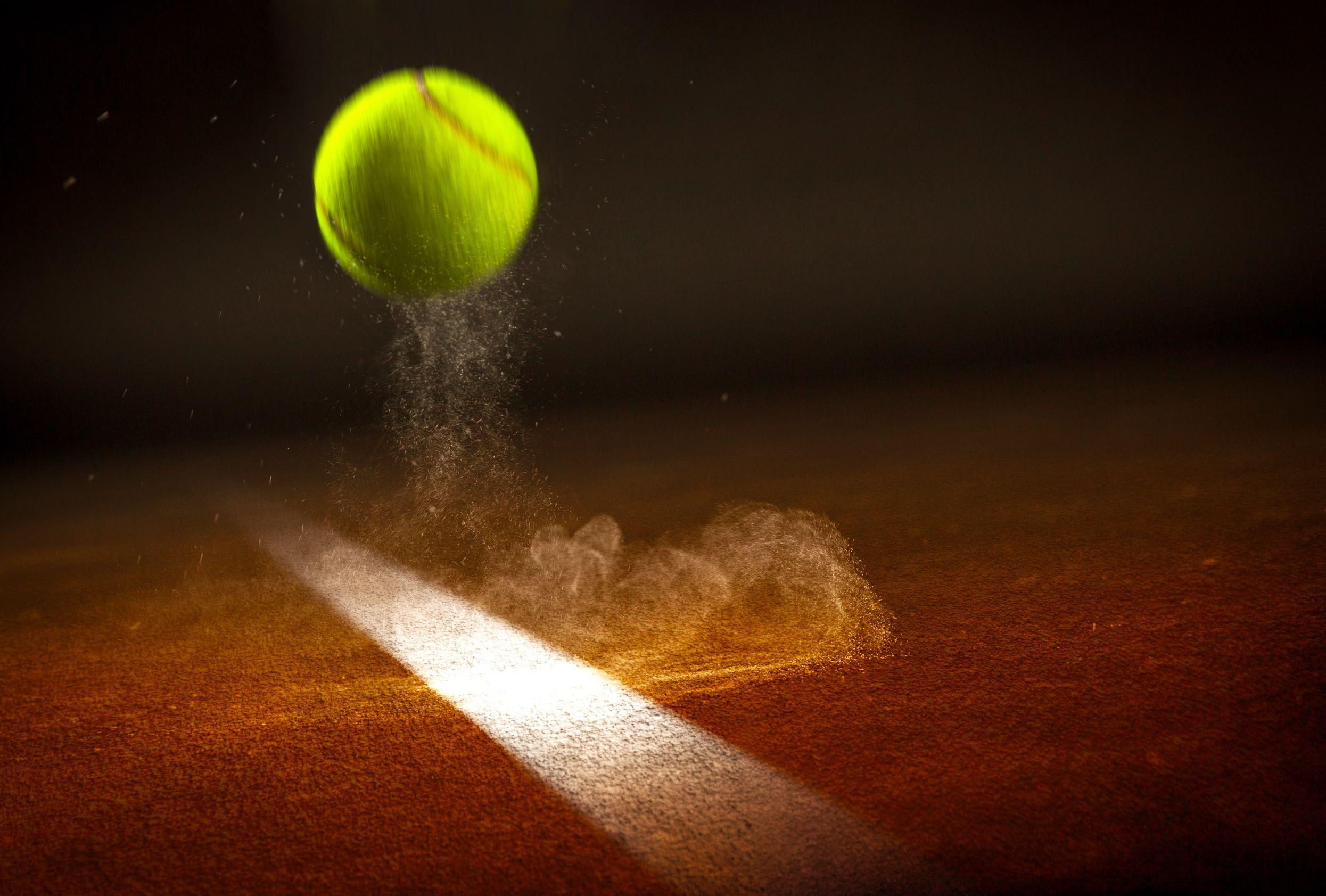 A tenisz világa kőkemény üzlet,  kemény, pontos ütésektől porzik a vonal