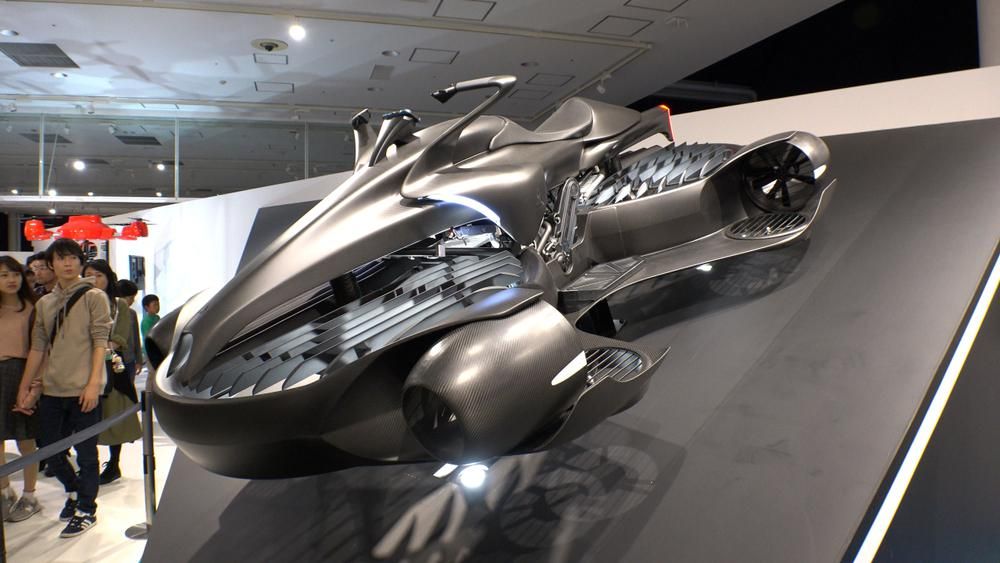 Az  A.L.I. Technologies dróntechnológiai startup szürke színű XTurismo Limited Edition névre keresztelt repülő motorja egy kiállításon