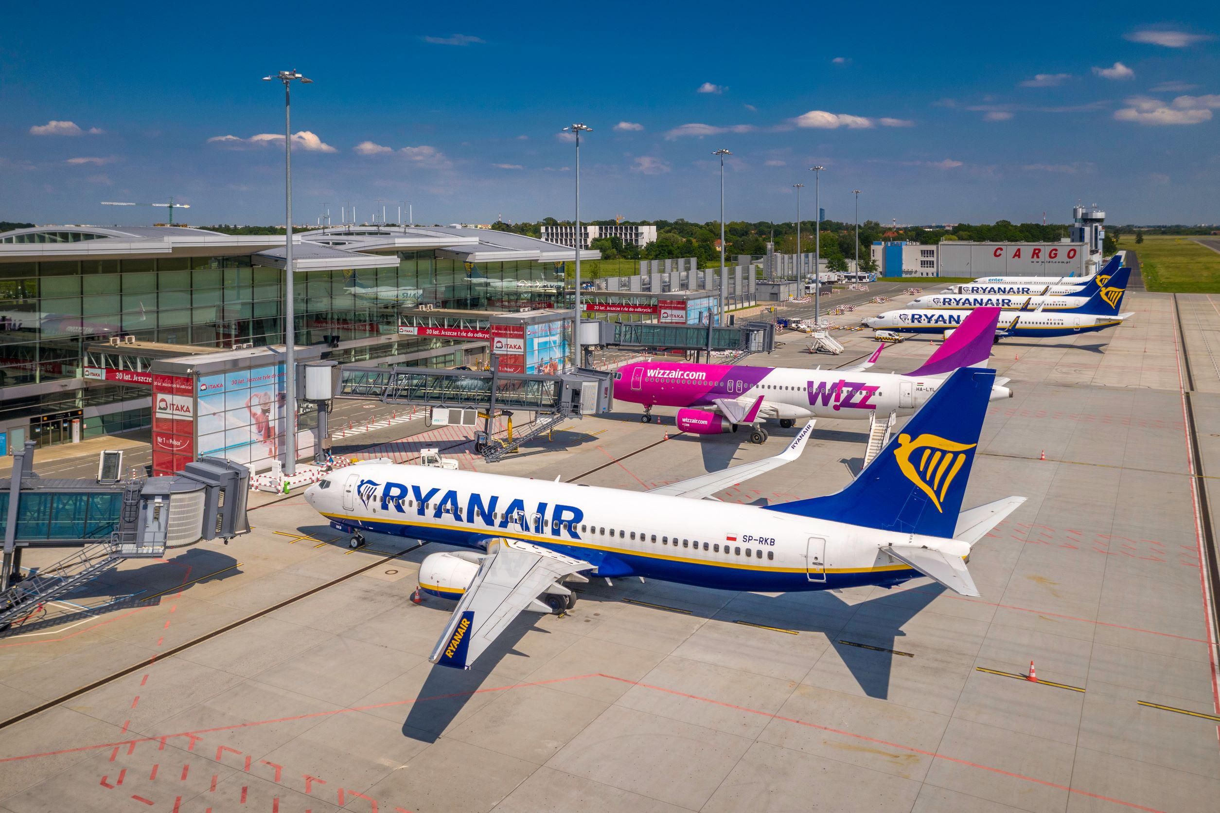 Egymás mellett a két rivális, a Wizz Air és a Ryanair gépe