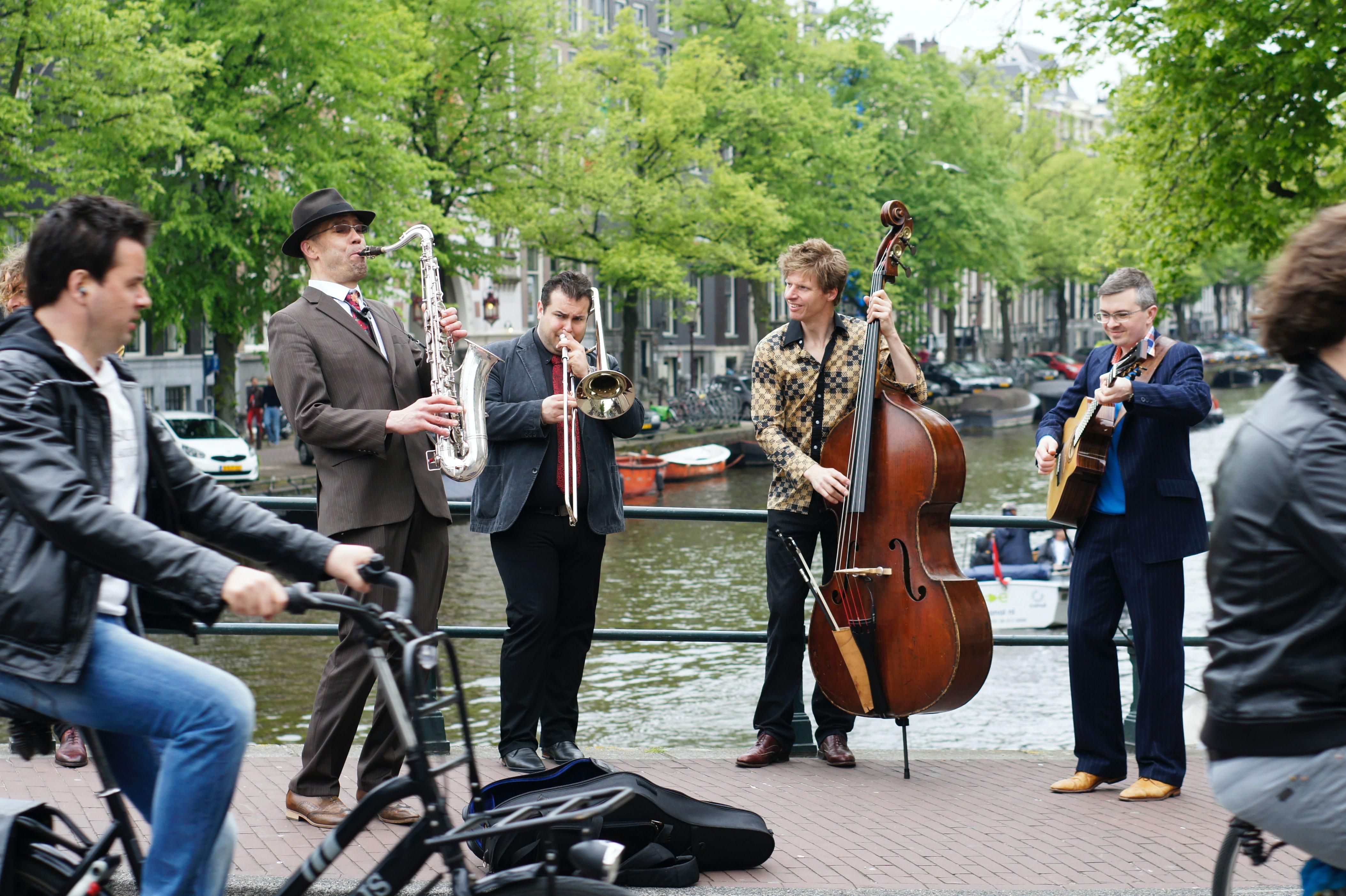 Utcai zenészek zenélnek az utcán, akik a Songlorius segítségével már esküvői dalokat is árulhatnak