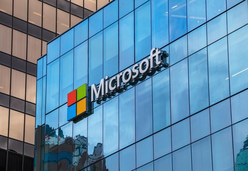 A Microsoft logója és felirata látható cég irodaépületén, a vállalat hamarosan utol érheti az Apple-t