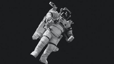 Űrhajós lebeg az űrben.