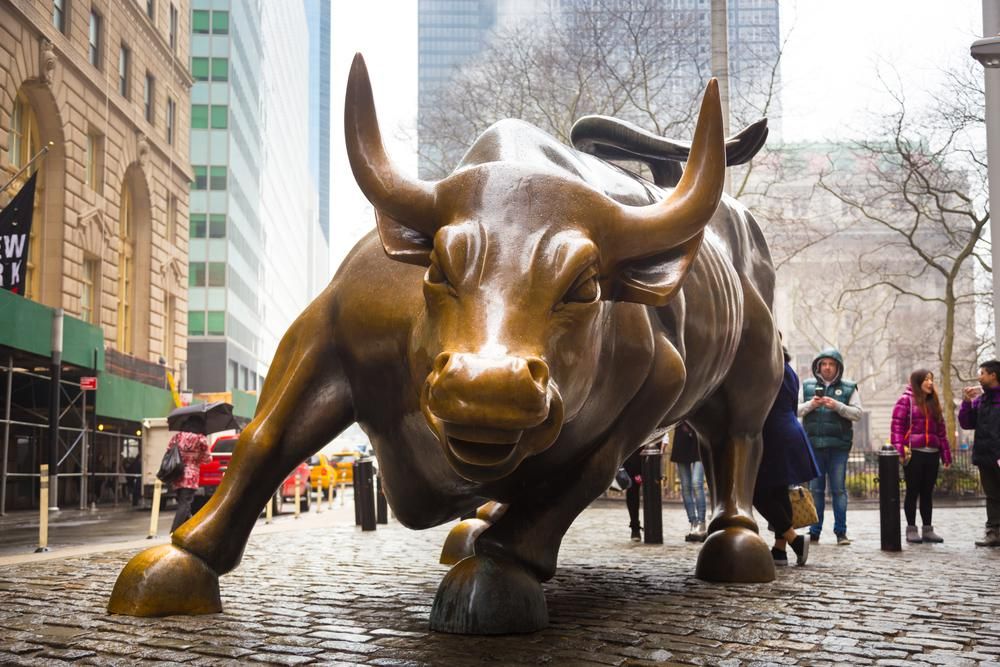 A Wall Street bikájának arany szobra New York-ban