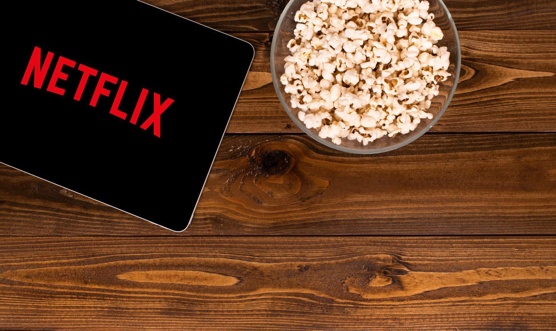 Tableten Netflix és popcorn