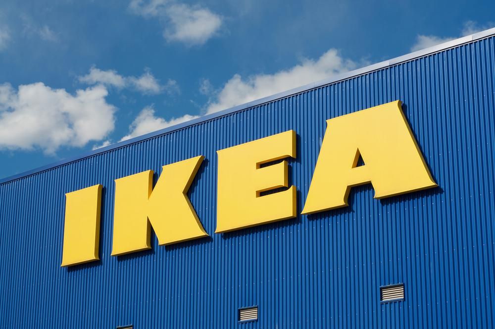 Az Ikea sárga logója a kék üzlethelyiségének oldalán, áremelés várható a cégnél