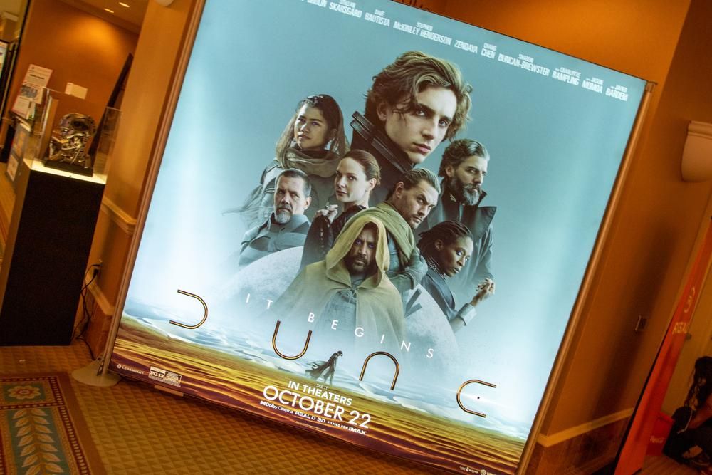 A kasszasikert arató Dűne film plakátja egy moziban 