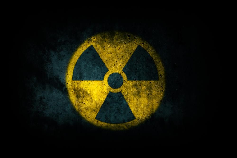 Radioaktivitásra figyelmeztető fekete-sárga jel