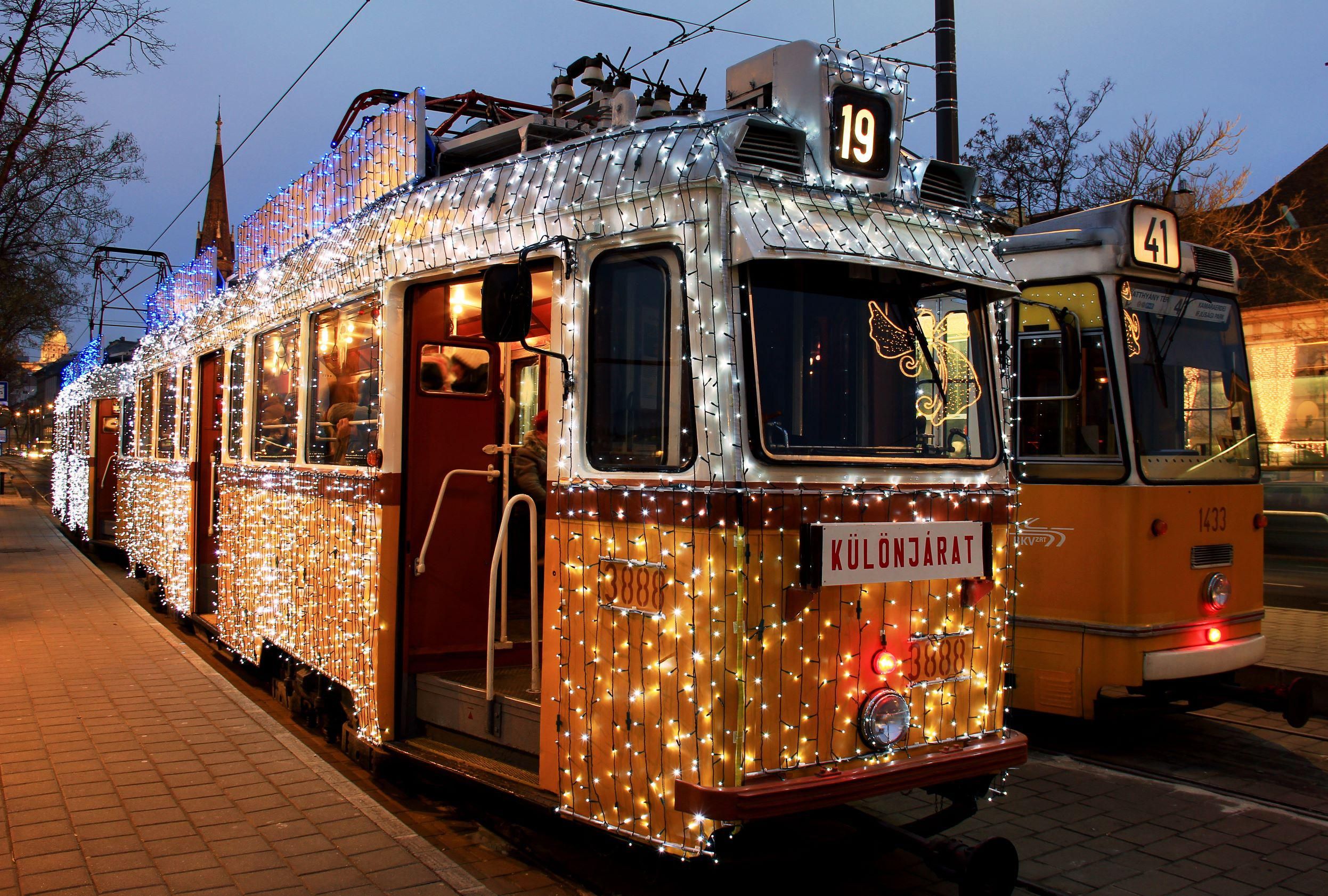Karácsonyi díszkivilágításban tündöklő nosztalgiavillamos Budapesten