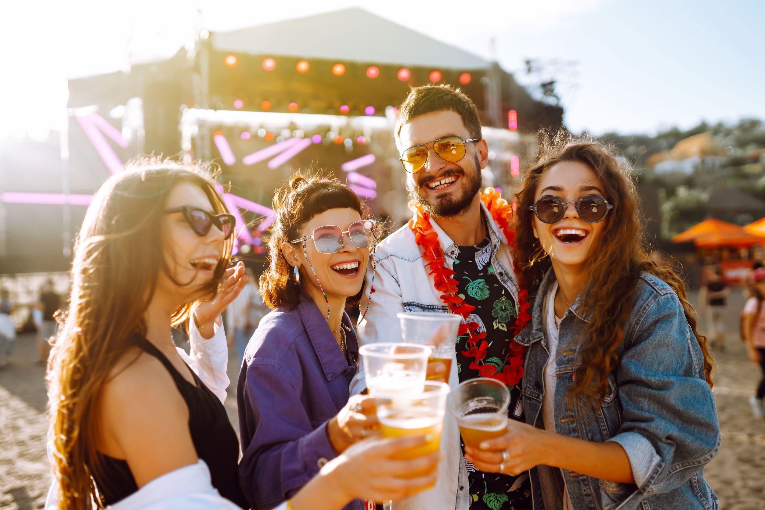Fiatalok söröznek egy fesztiválomn, lehet, hogy őket is lehúzták 10 százalékos alap borravalóval