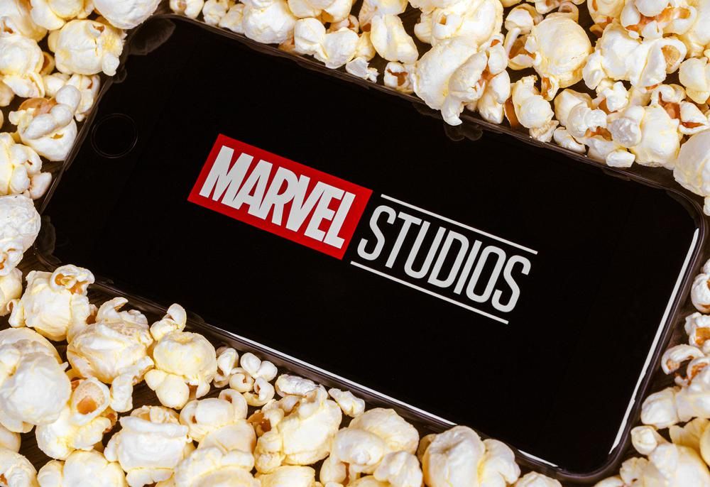 A Marvel studios logója egy telefonon, ami körül van véve mozi pattogatott kukoricával