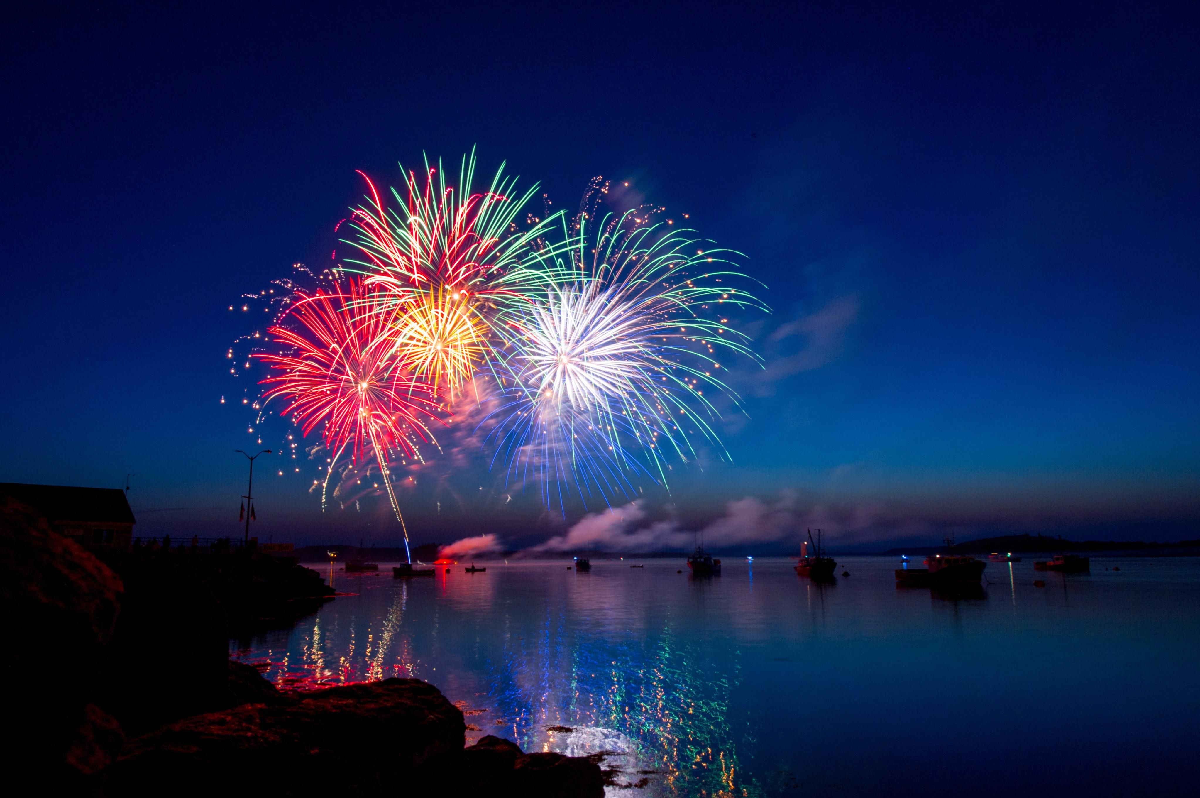 Hangos, környezetszennyező, színes tűzijátékokat lőnek fel hajókról egy öbölben