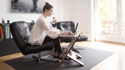 Egy nő otthoni környezetben laptopon dolgozik