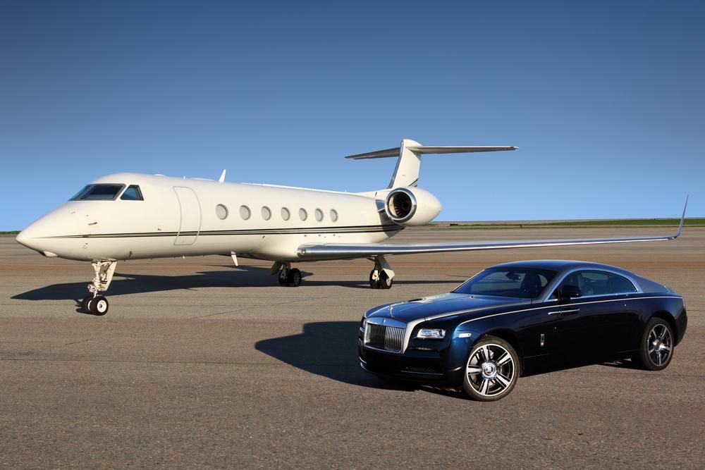 Egy Rolls-Royce autó és egy Rolls-Royce által gyártott repülőgép hajtóművel hajtott magángép áll egy repülőtéren
