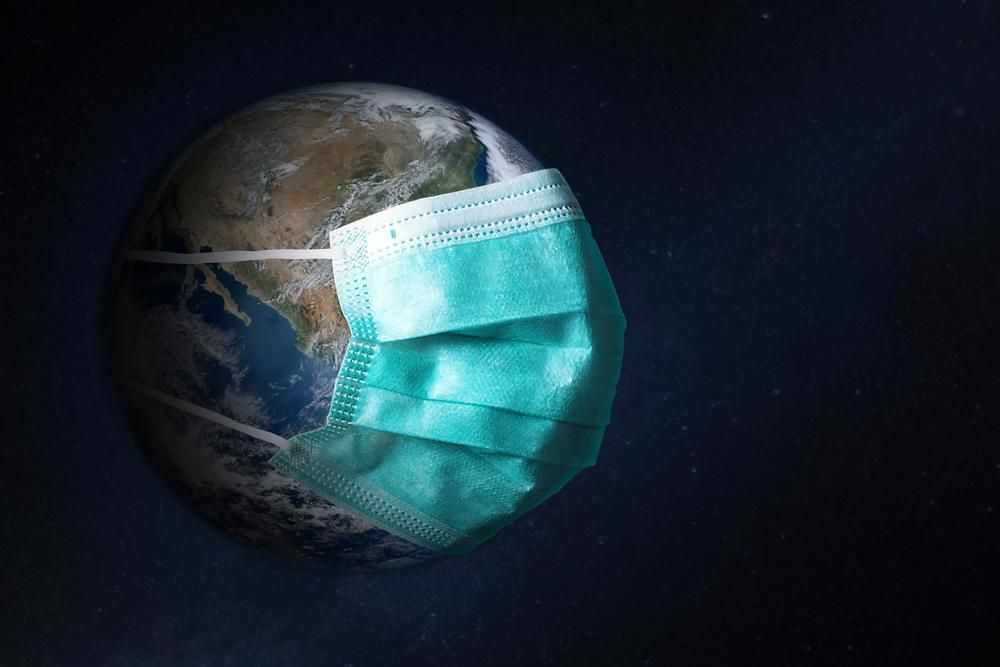 Arcmaszkot húzott a Föld bolygó a koronavírus-járvány elleni védekezés érdekében