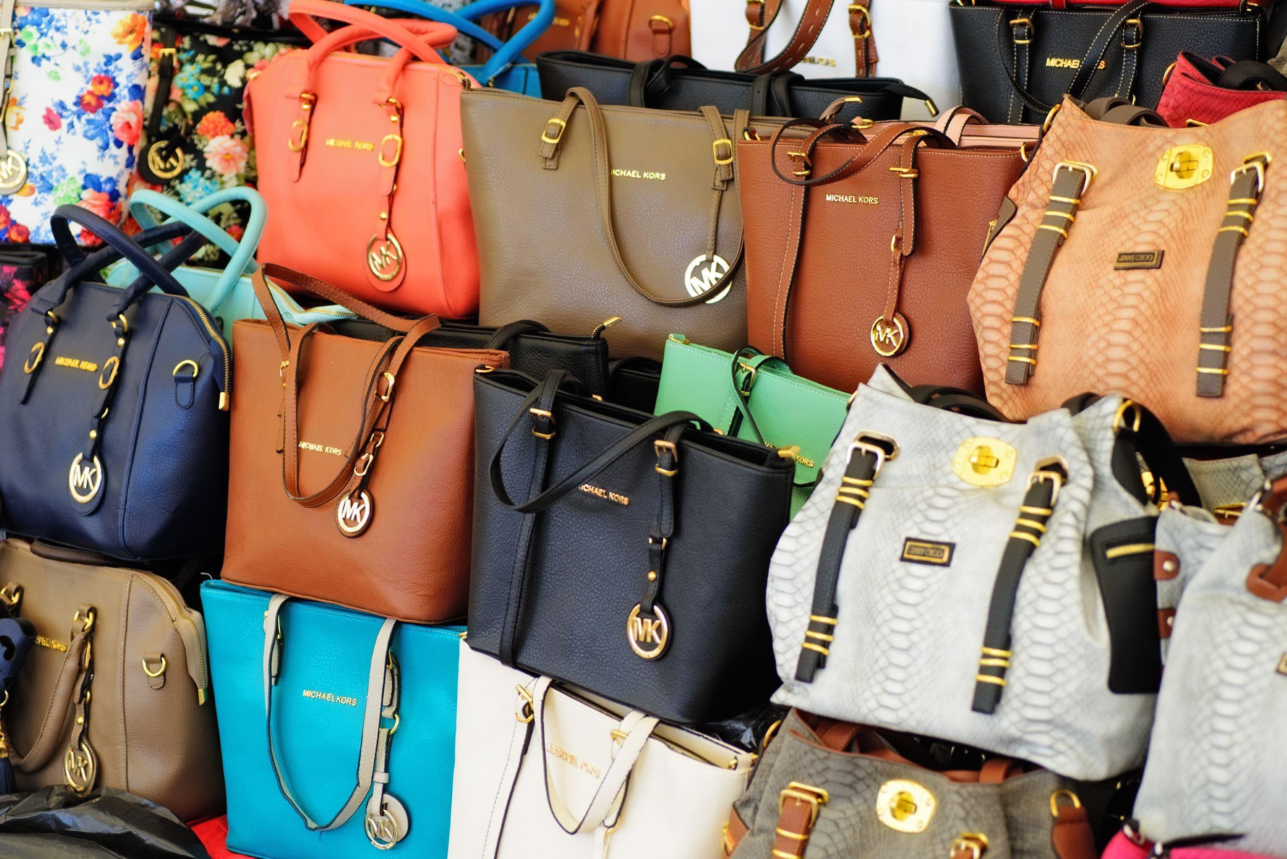 Hamisított, olcsó táskák egy törökországi alkalmi piacon