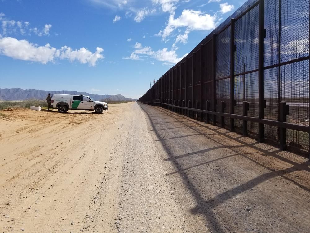 Egy határőr a mexikói-amerikai határ El Paso szakaszán várja, hogy megérkezzenek a hajókonténerek