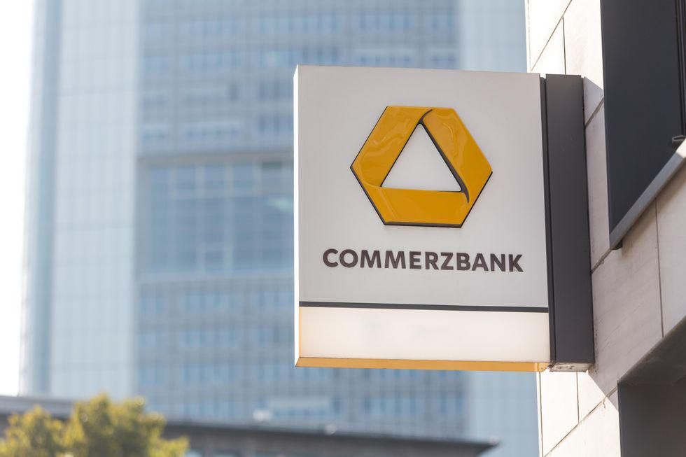 Commerzbank logója egy ház falán.