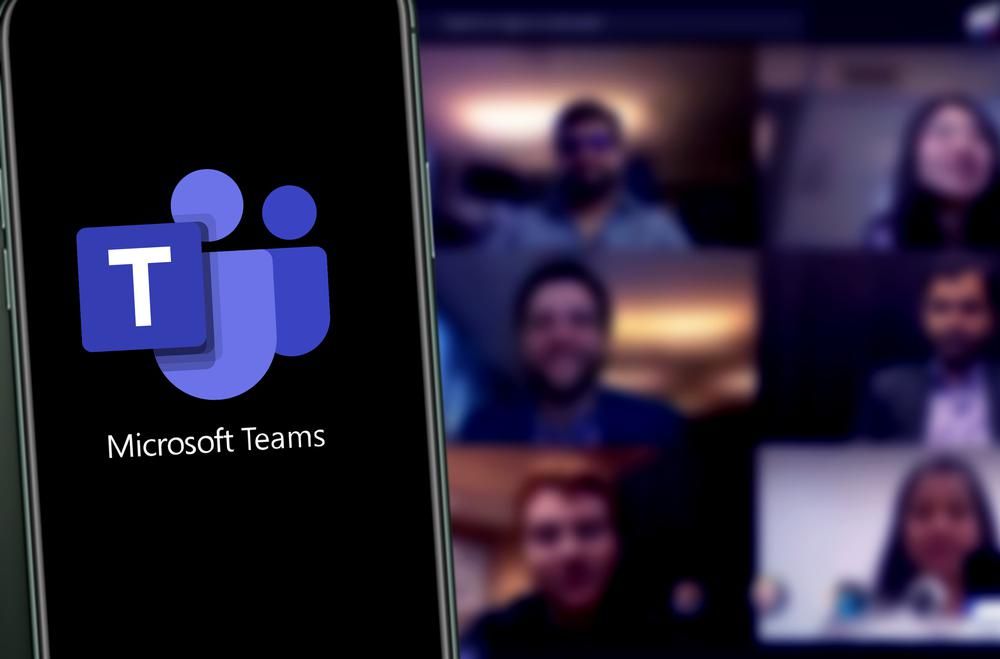 A Microsoft Teams applikáció logója egy okostelefonon, a cég összeáll a Facebook-al 