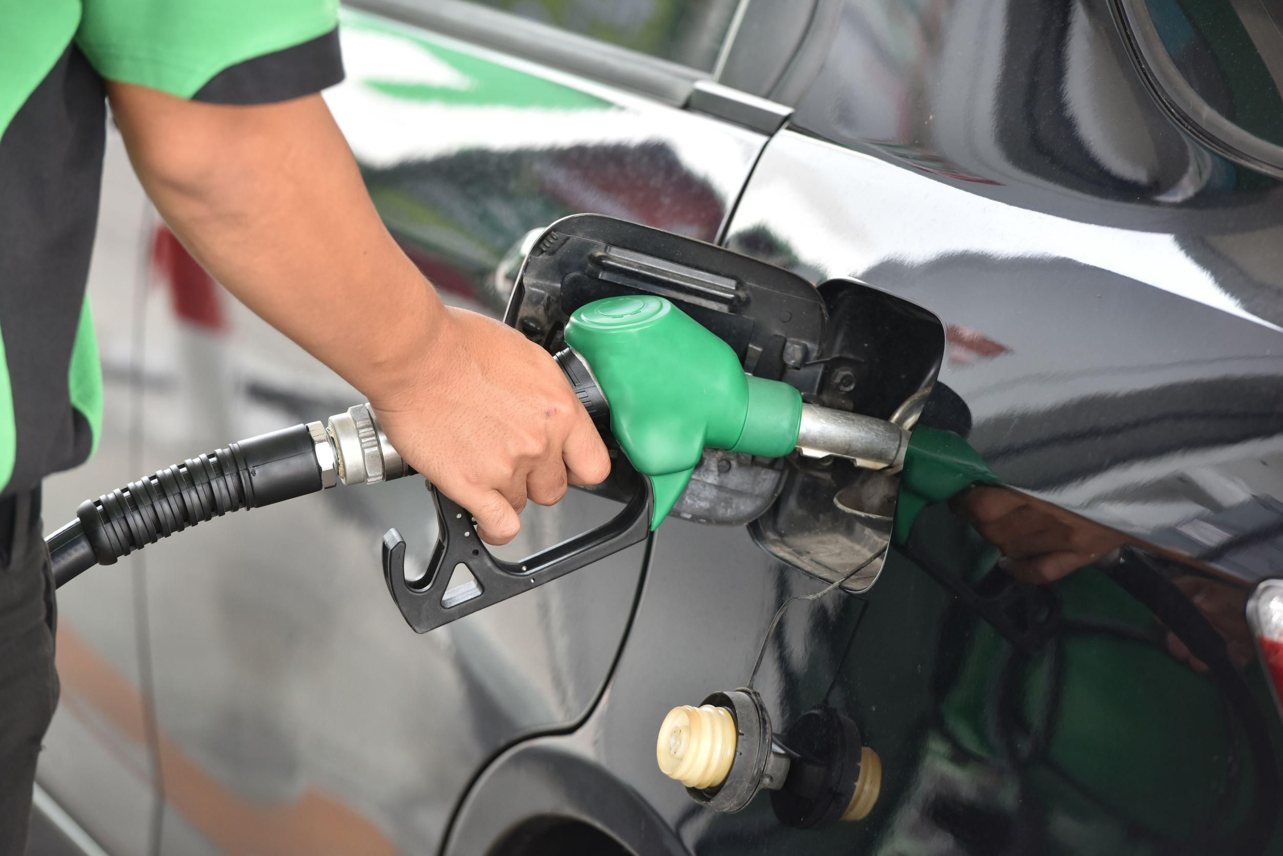 A kormány hétfőtől rögzítette a legjobban fogyó üzemanyagok árát