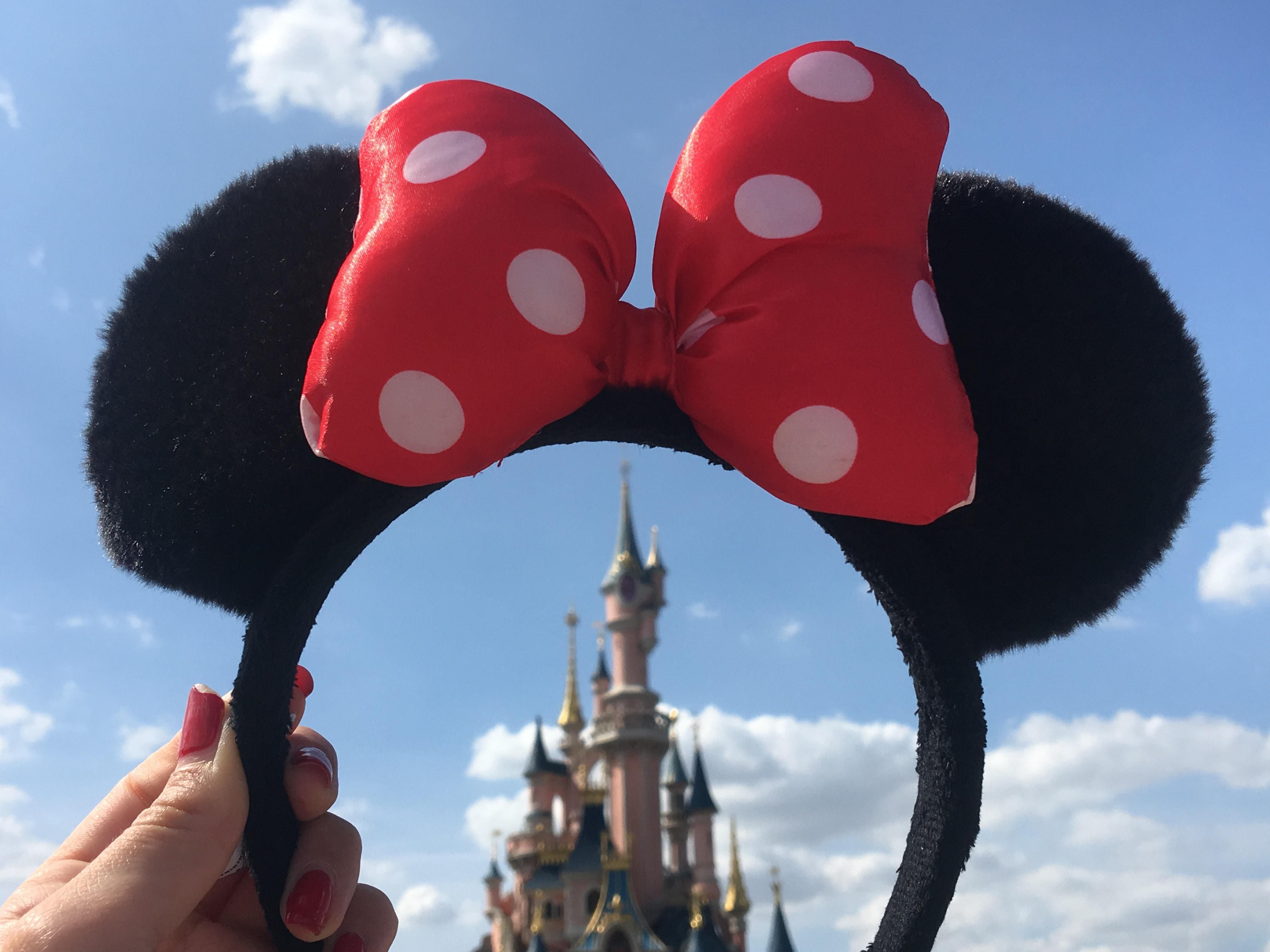 A Disney World kastélya Minnie egér hajráfján keresztül fotózva