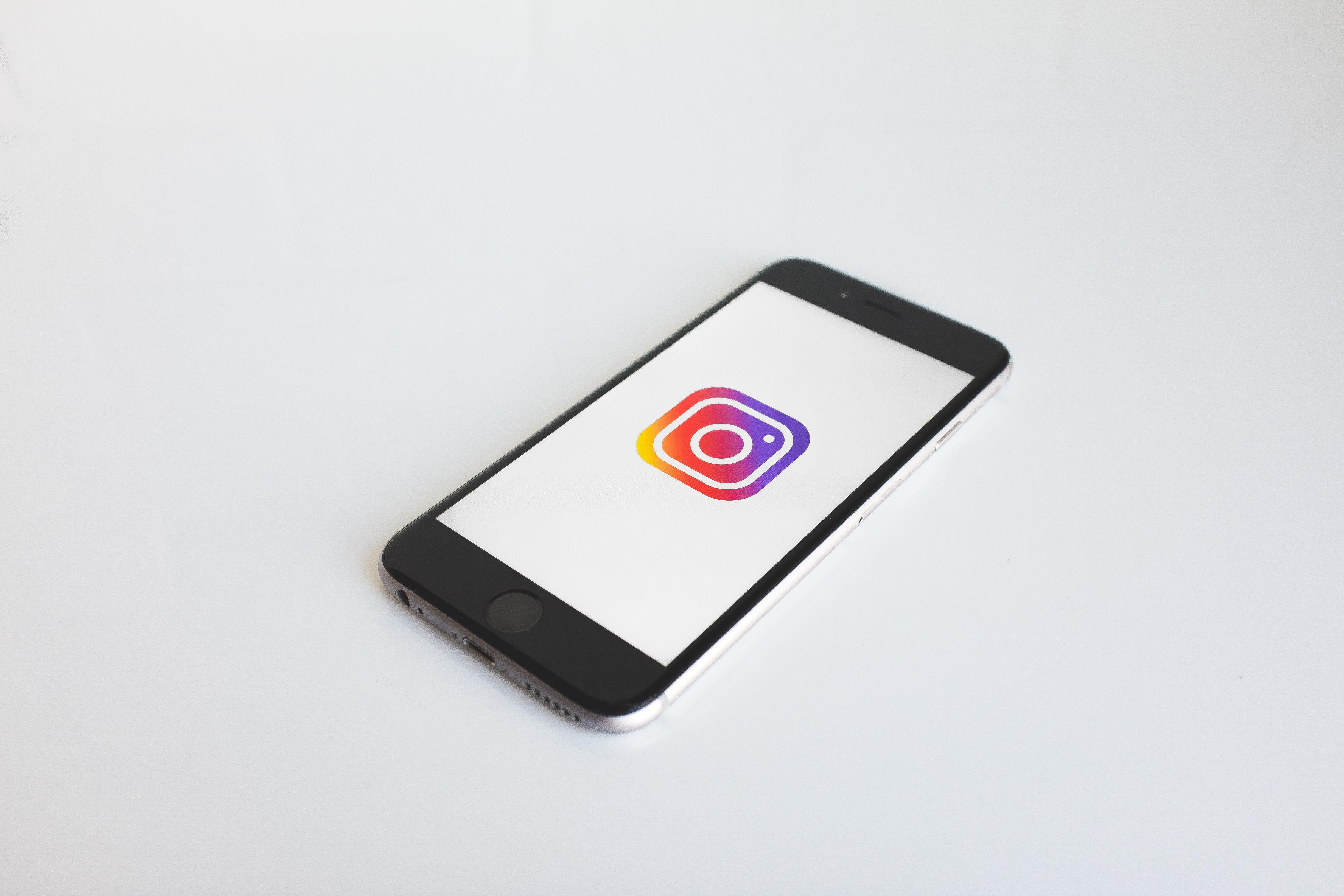 Az Instagram applikációja megnyitva egy iPhone-on egy fehér felületen