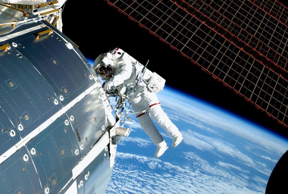 Bátor űrhajós szakfanderben az űrben, Föld körüli pályán javítja a Nemzetközi Űrállomás egységét