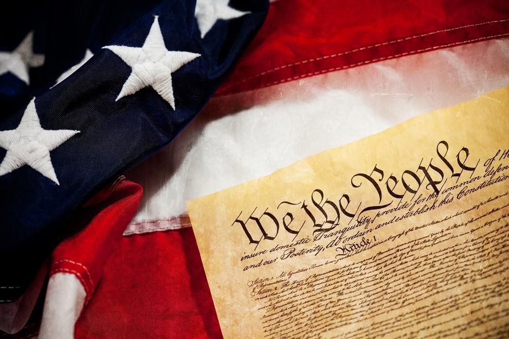 Az USA alkotmányának eredeti példánya az amerikai zászlón