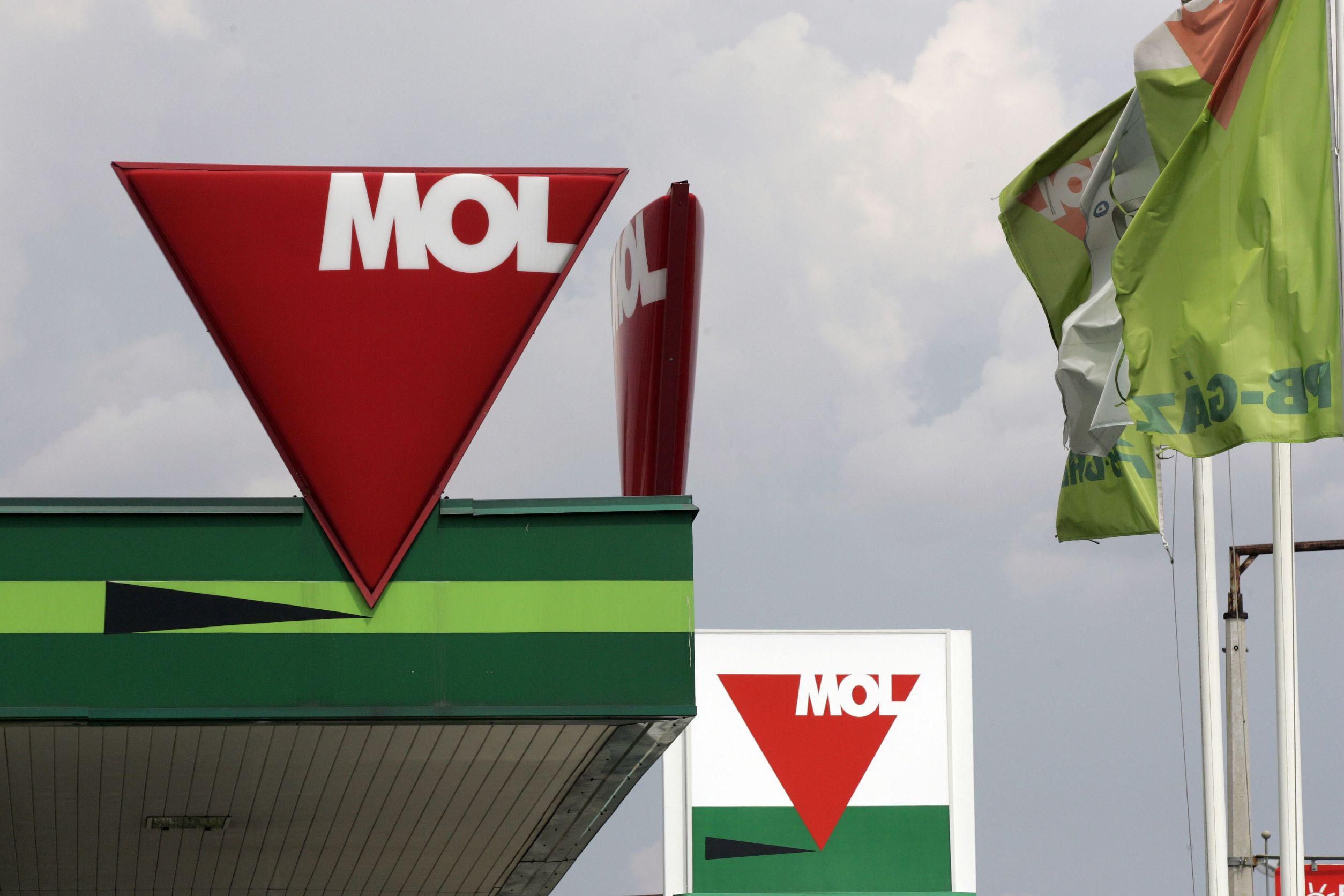 A Mol-nak áll a zászló