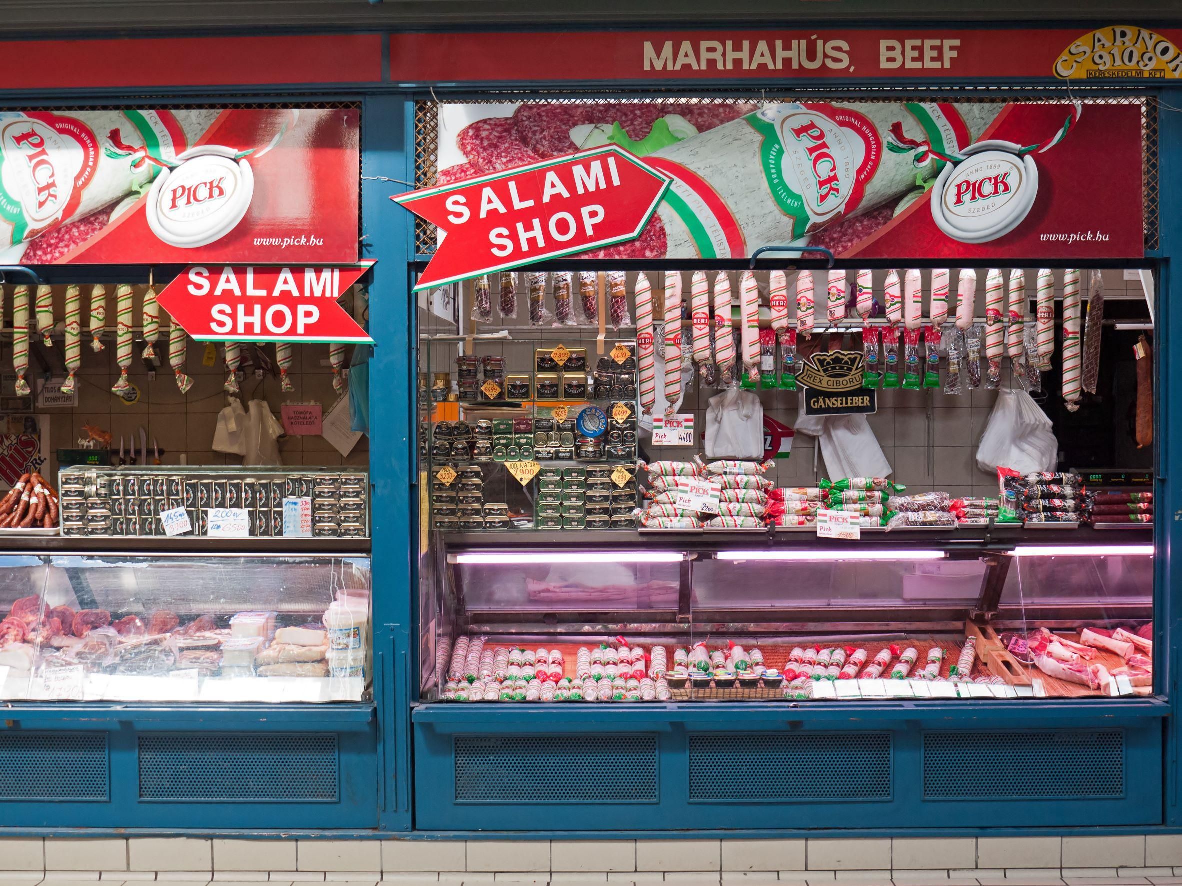 Pick termékek egy budapesti piac húsboltjában