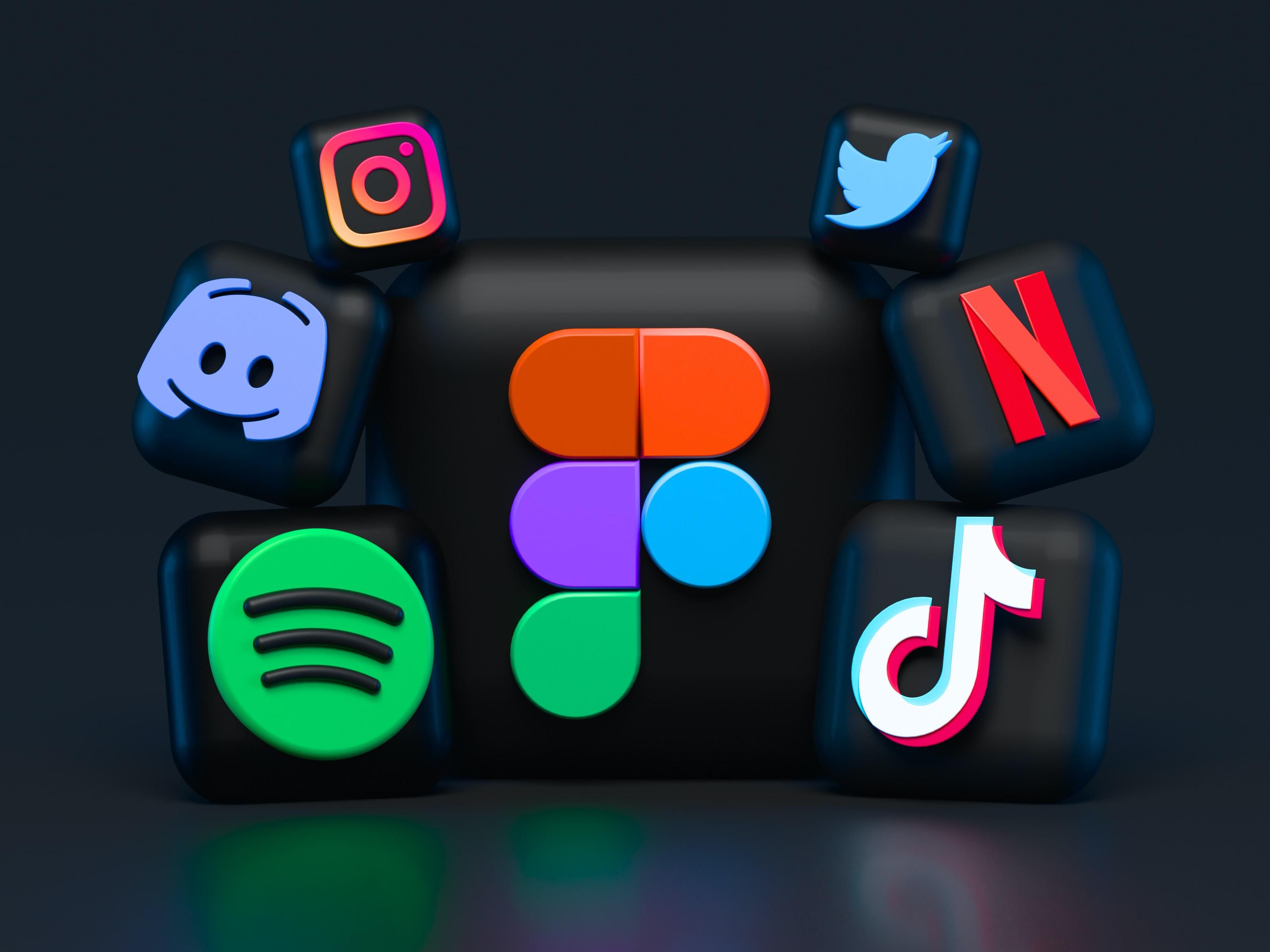 A TikTok, a Discord, a Netflix, a Twitter és az Instagram logója egy digitális alkotáson, fekete háttérrel