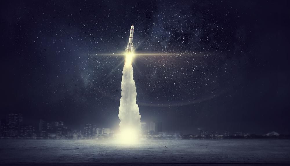 A Falcon 9-es hordozórakéta kilövése a NASA állomásáról egy fantáziarajzon éjszaka, egy város határában