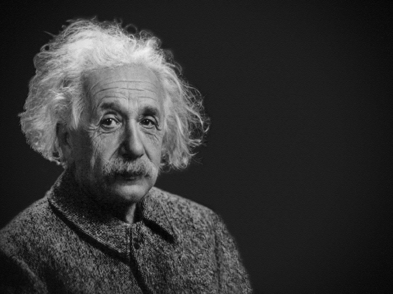 Az idős Albert Einstein fekete-fehér fényképe, amelyen hosszú, ősz haja és bajsza van