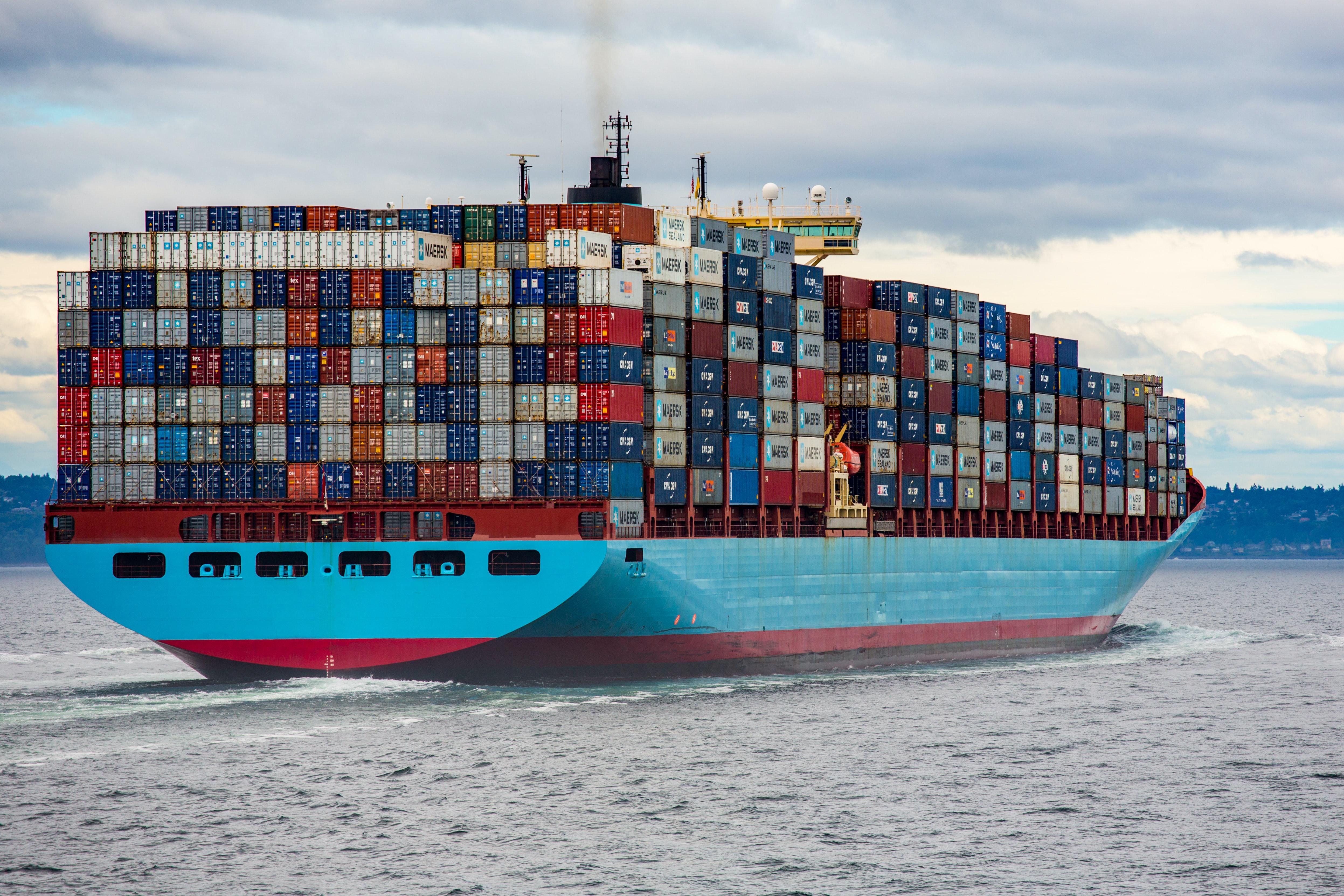 A Maersk egyik konténerhajója konténerekkel megpakolva úszik a vízen az amerikai kikők felé