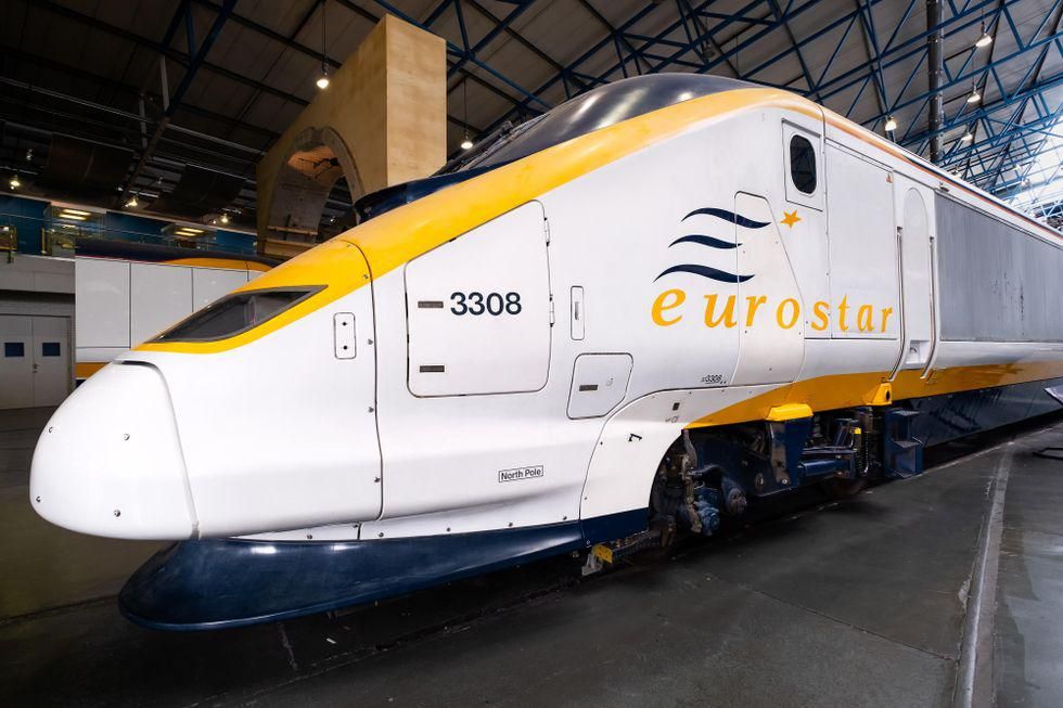 Az Eurostar vasúttársaság fehér-sárga-kék 3308-as szerelvénye az állomáson várja az utasok beszállását, oldalán az eurostar felirattal és a cég logójával