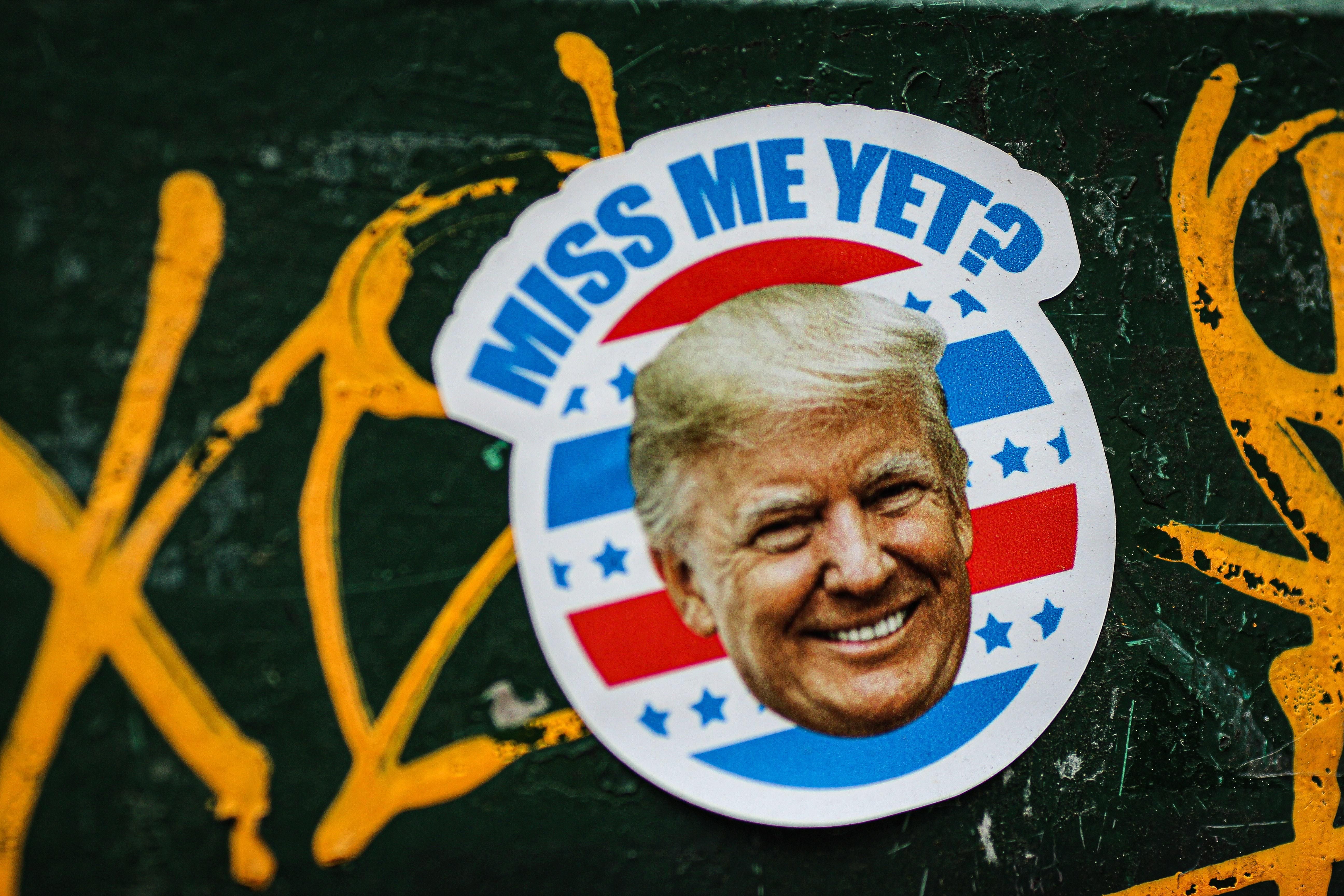 Miss me yet? feliratú, Donald Trumpot ábrázoló matrica egy összefirkált felületen