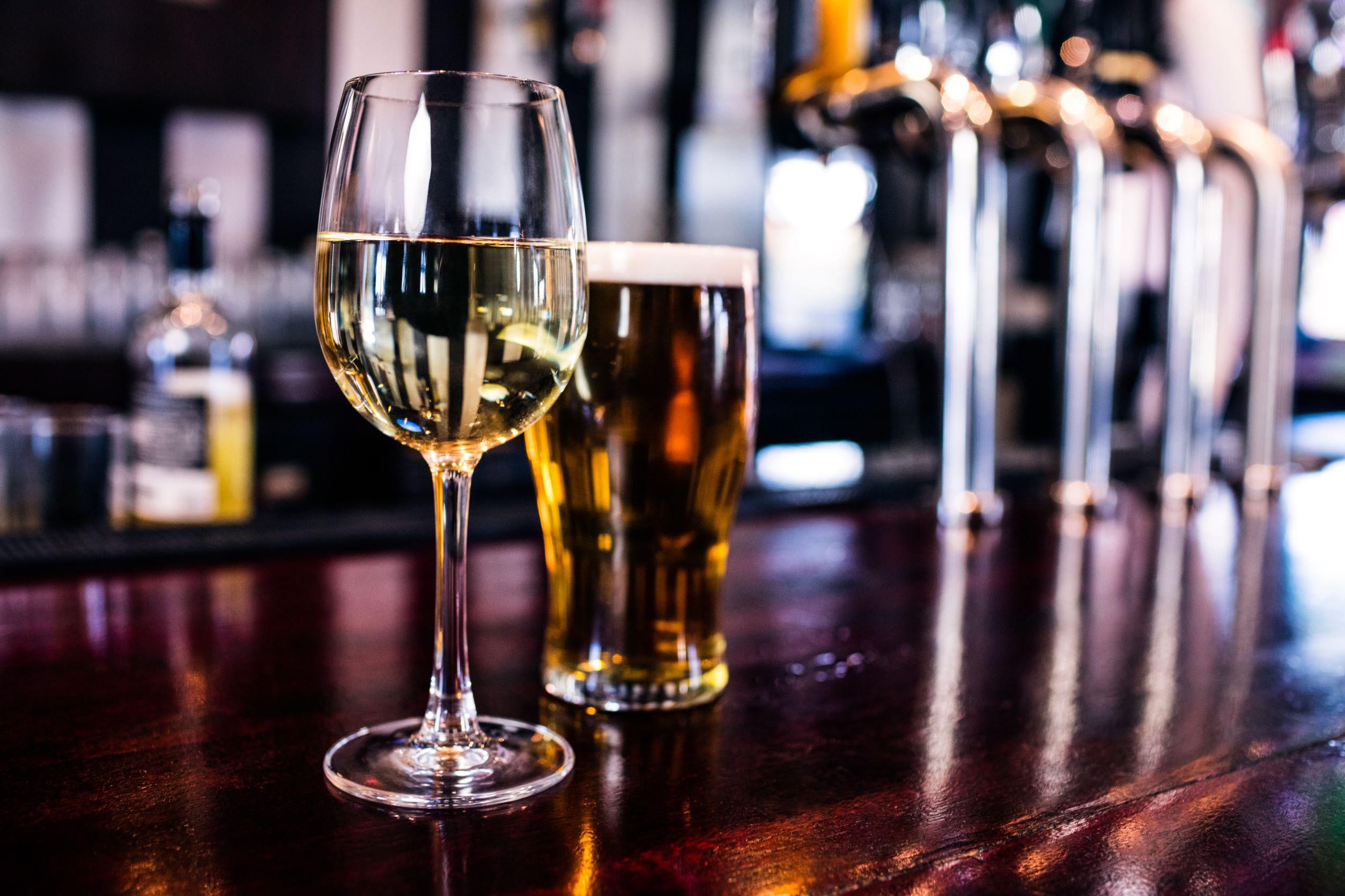 Két klasszikus alkoholos ital: bor és sör a bárpulton