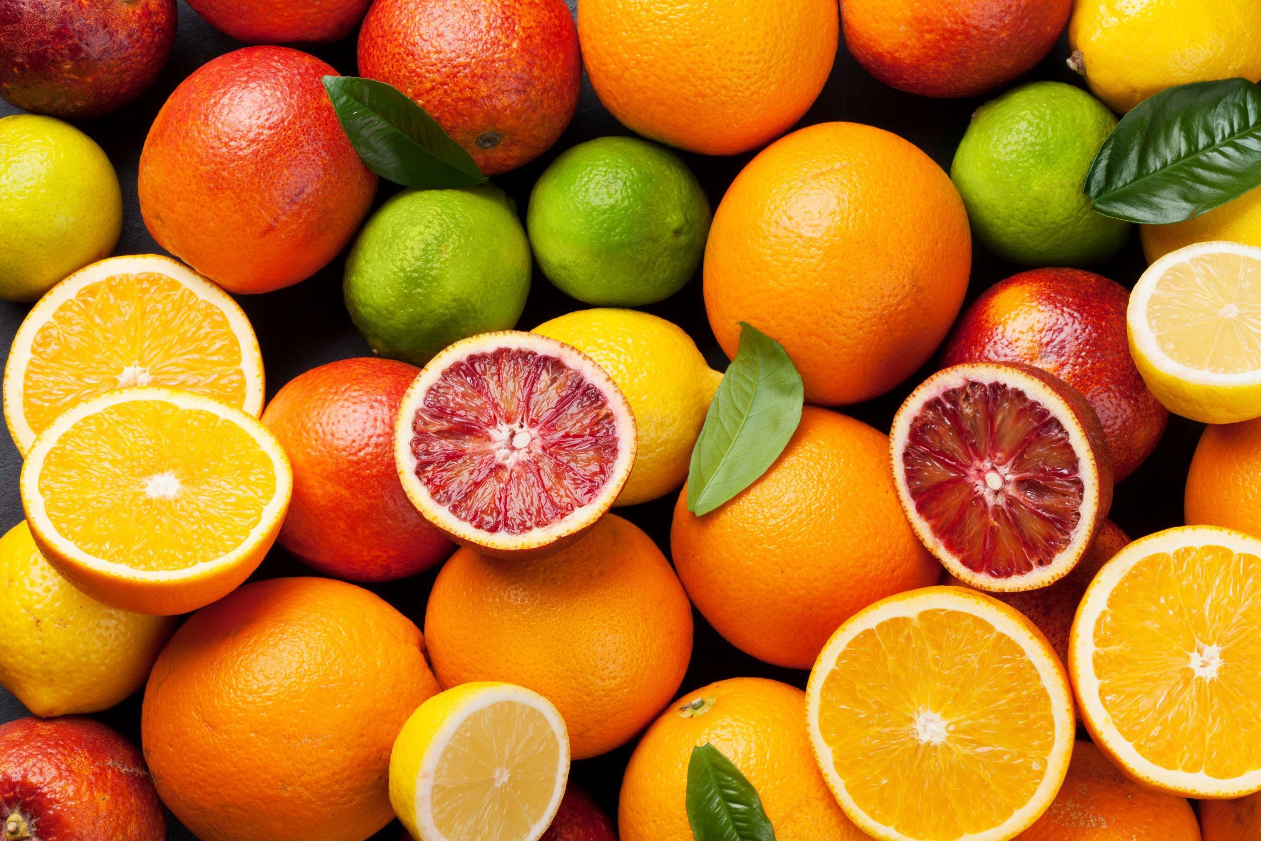 Citrusfélék egy tálcán, citrom, narancs, vérnarancs