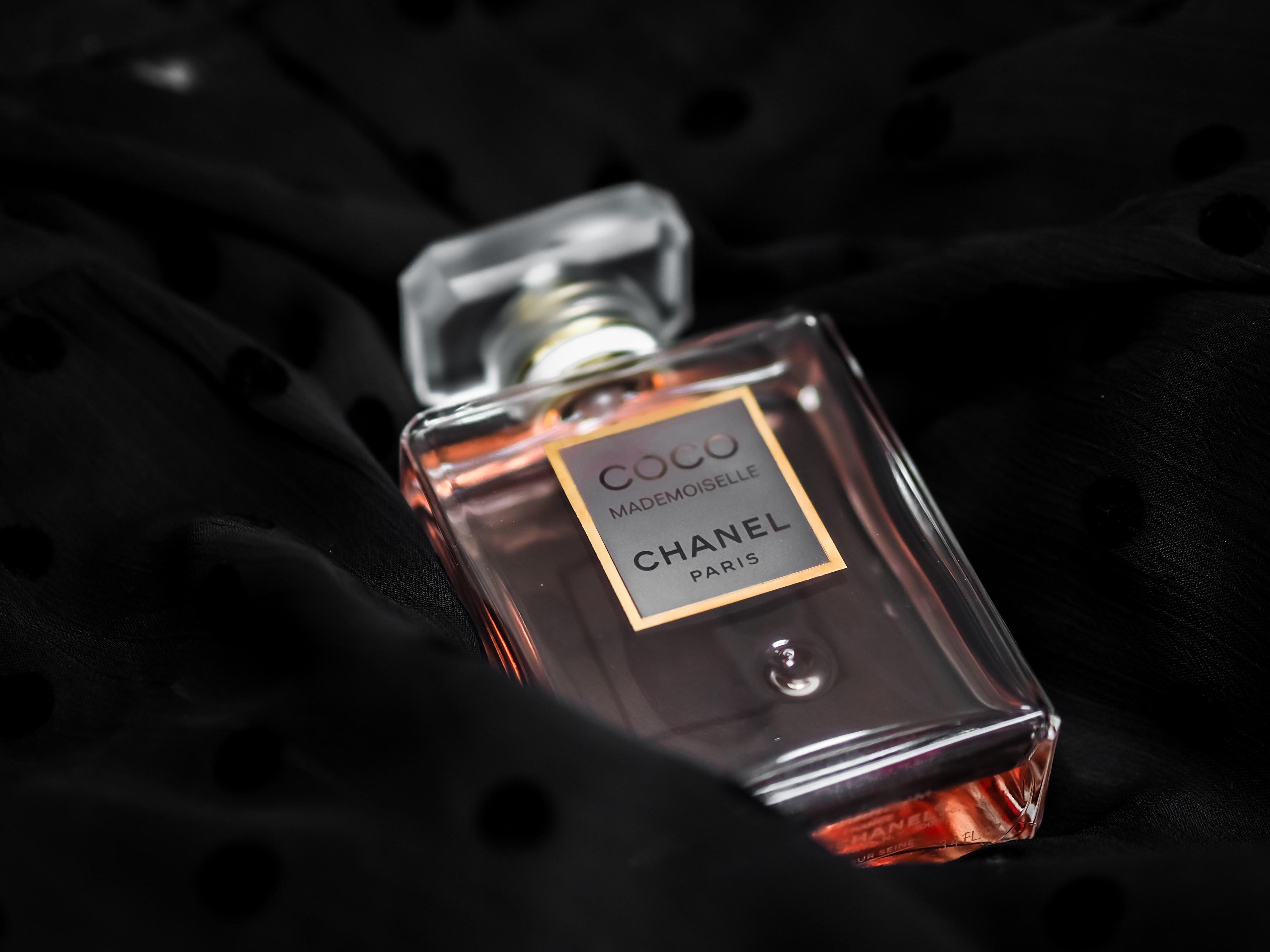 Coco Chanel Mademoiselle parfüm egy fekete ruhadarabon