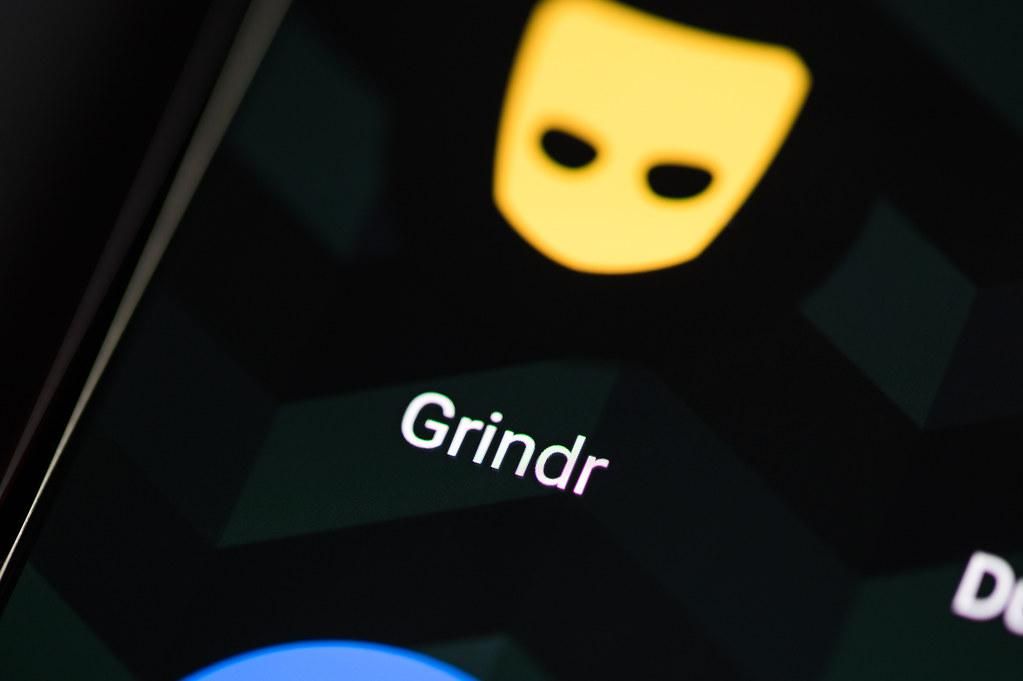Az LMBTQ közösség számára fejlesztett Grindr társkereső applikáció narancssárga logója egy fekete felületen