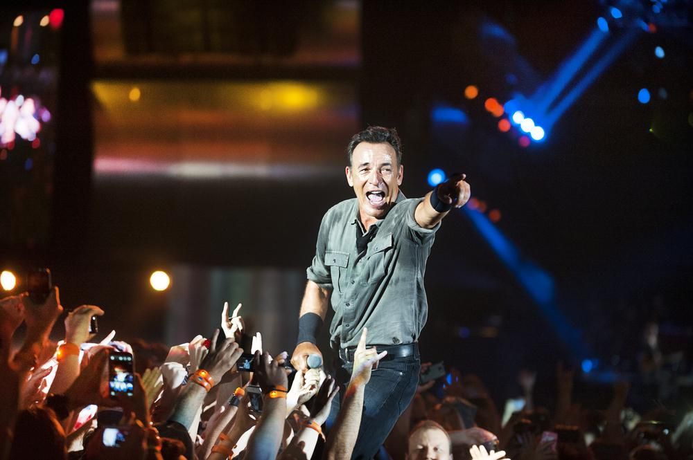 Bruce Springsteen 2013-as, Rio de Janeiro-i koncertjén mutat egy irányba, miközben rajongói előtt áll