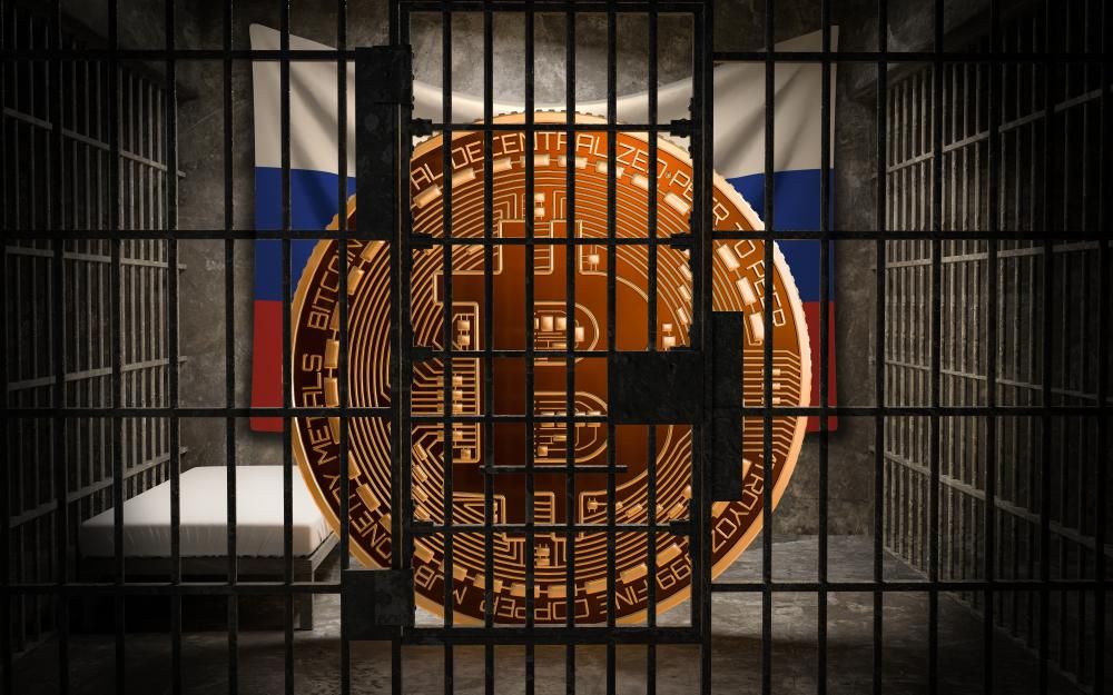 Egy bebörtönzött bitcoin mögött az orosz zászló látható