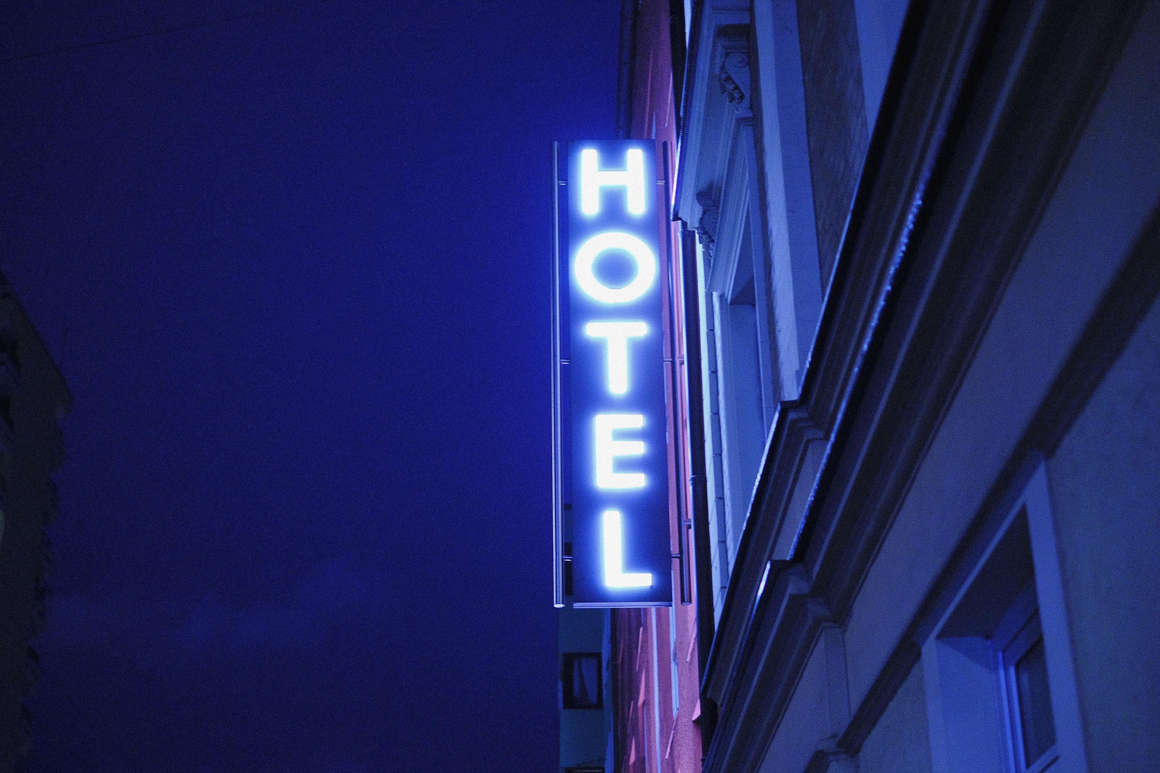 Sötétben világító neon hotel felirat