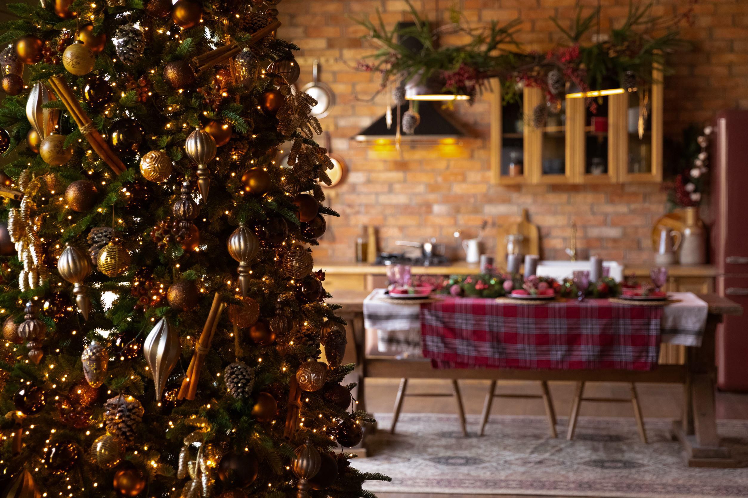 Karácsonyfa és terített ünnepi asztal egy családi otthonban