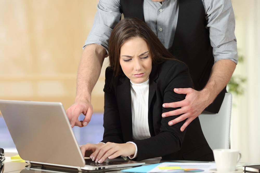 A játékstúdió egyik férfi alkalmazottja zaklatja a nő kollégáját, miközben a nő a laptopján dolgozik