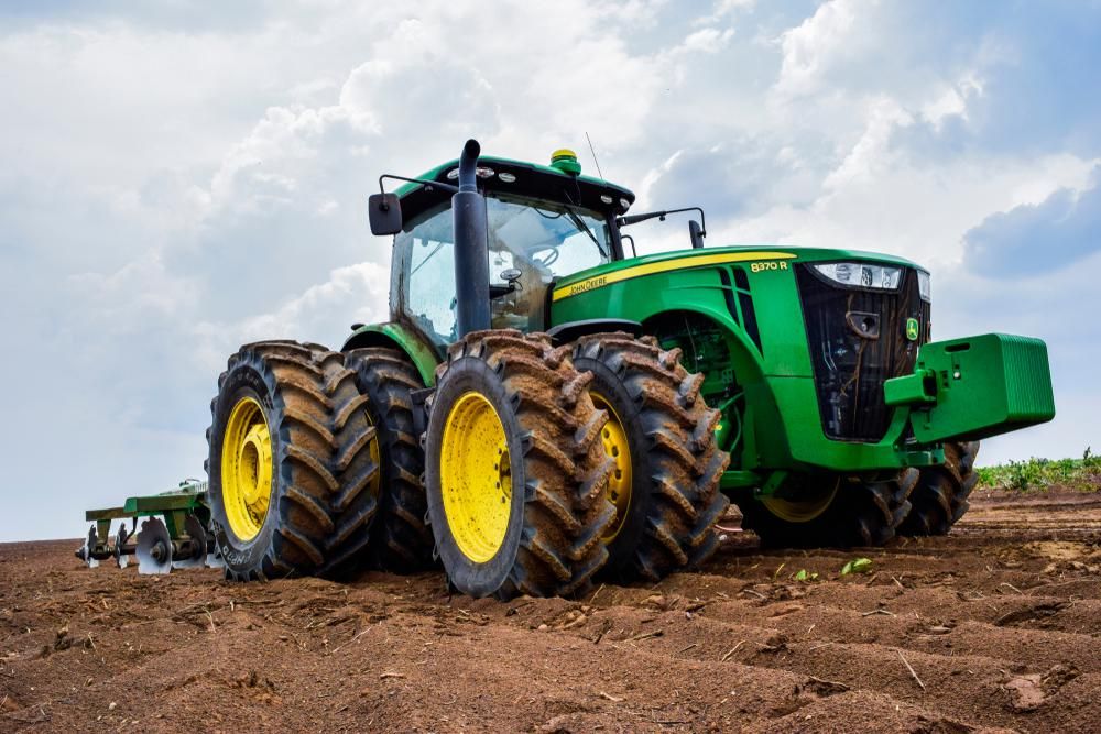 Zöld színű John Deere traktor egy szántóföldön nappal, amelyre hamarosan önvezető eszközöket szerelhetnek
