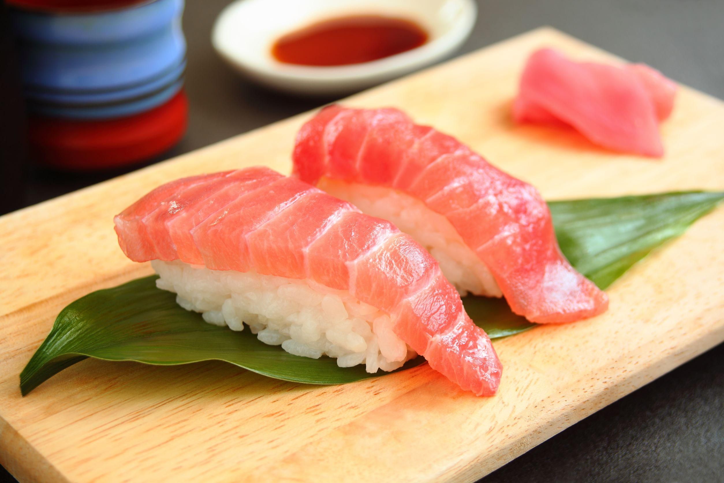 A kékuszonyú tonhal nyers húsából készült szusi a japán nemzeti konyha része