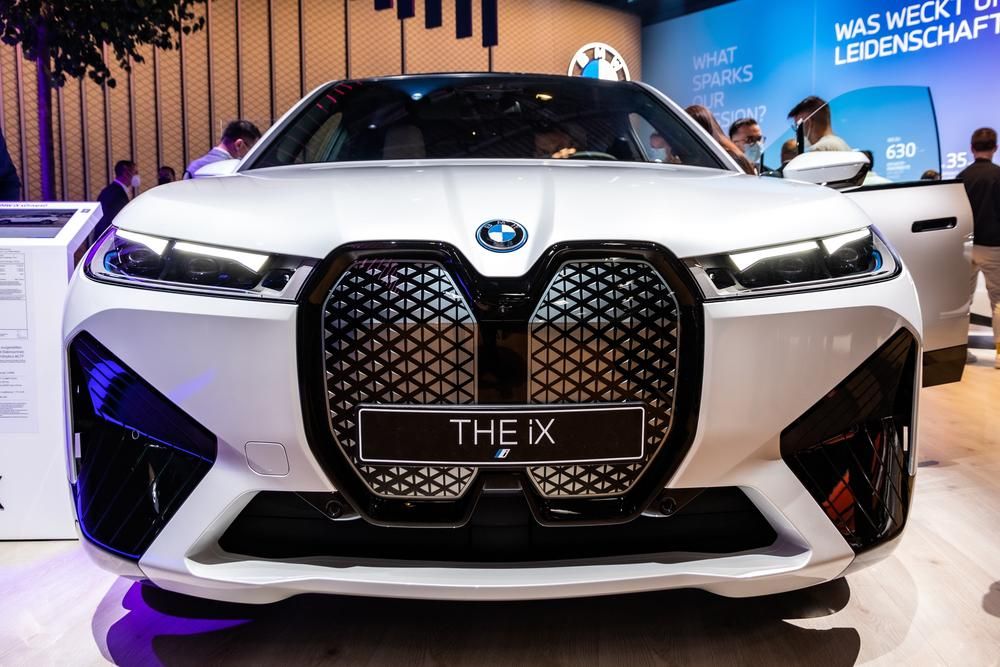 Fehér színű BMW iX gépjármű, amelynek új, Flow nevű változata képes megváltoztatni a színét